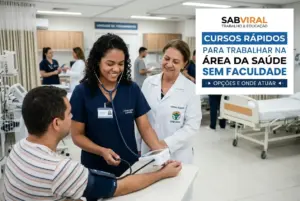 Profissionais de saúde no ambiente clínico atendendo pacientes