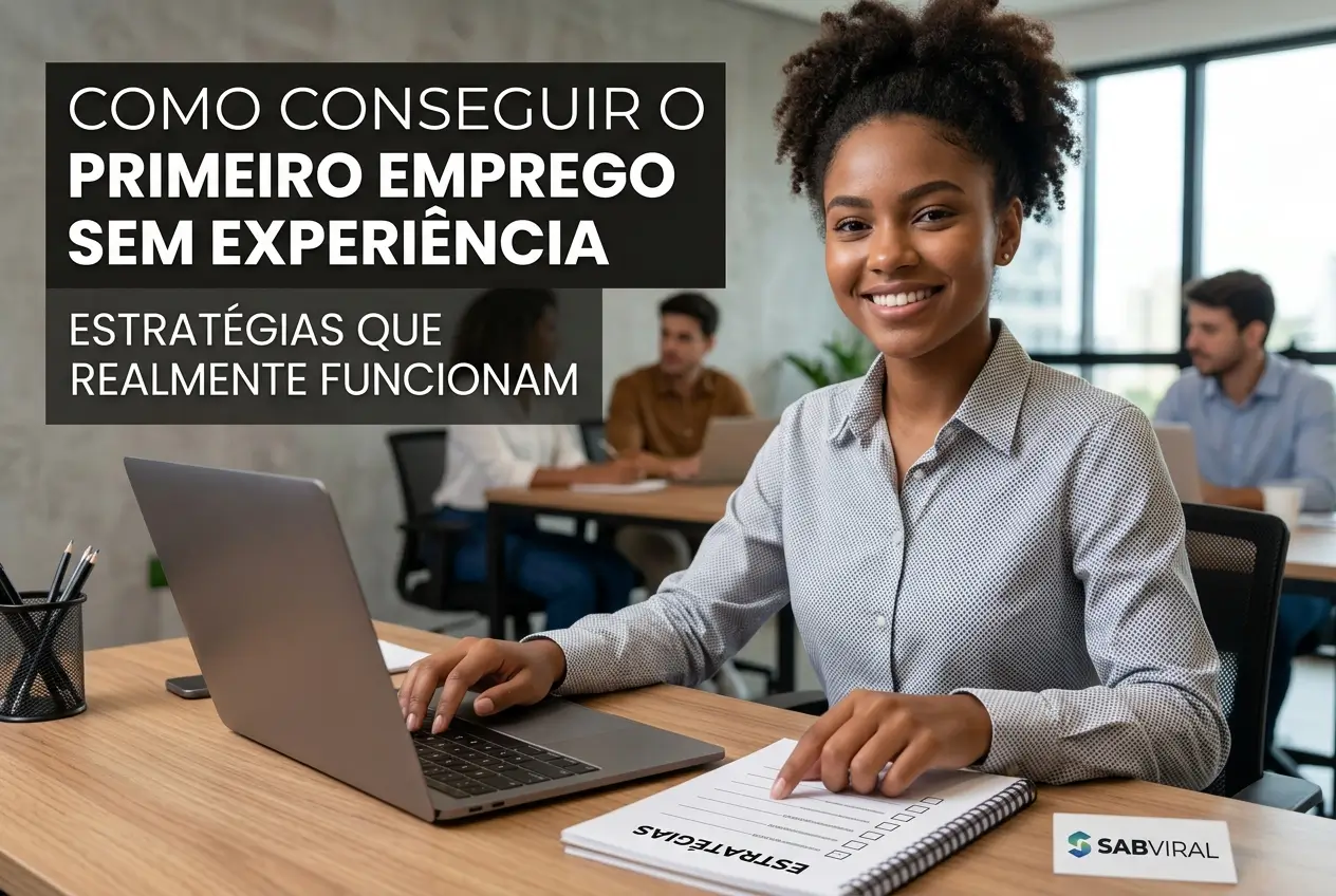 Mulher jovem sorrindo em escritório moderno com laptop e estratégias