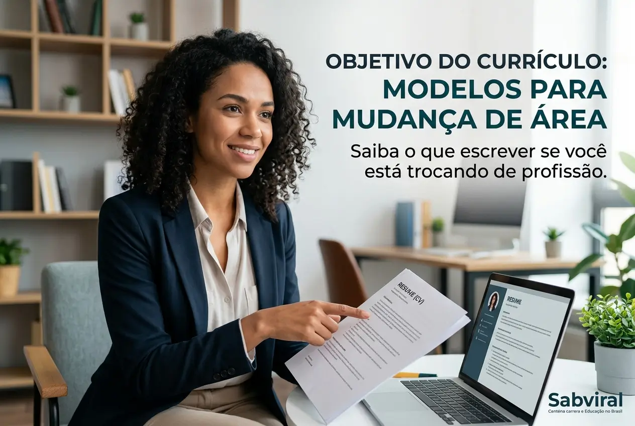 Mulher sorridente com currículo em escritório moderno