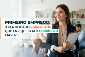 Mulher profissional segurando documentos, escritório colaborativo