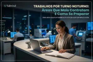 Mulher trabalhando em escritório à noite com laptop moderna.