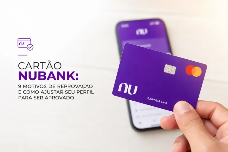 Mão segurando cartão Nubank e celular com interface Nubank ao fundo